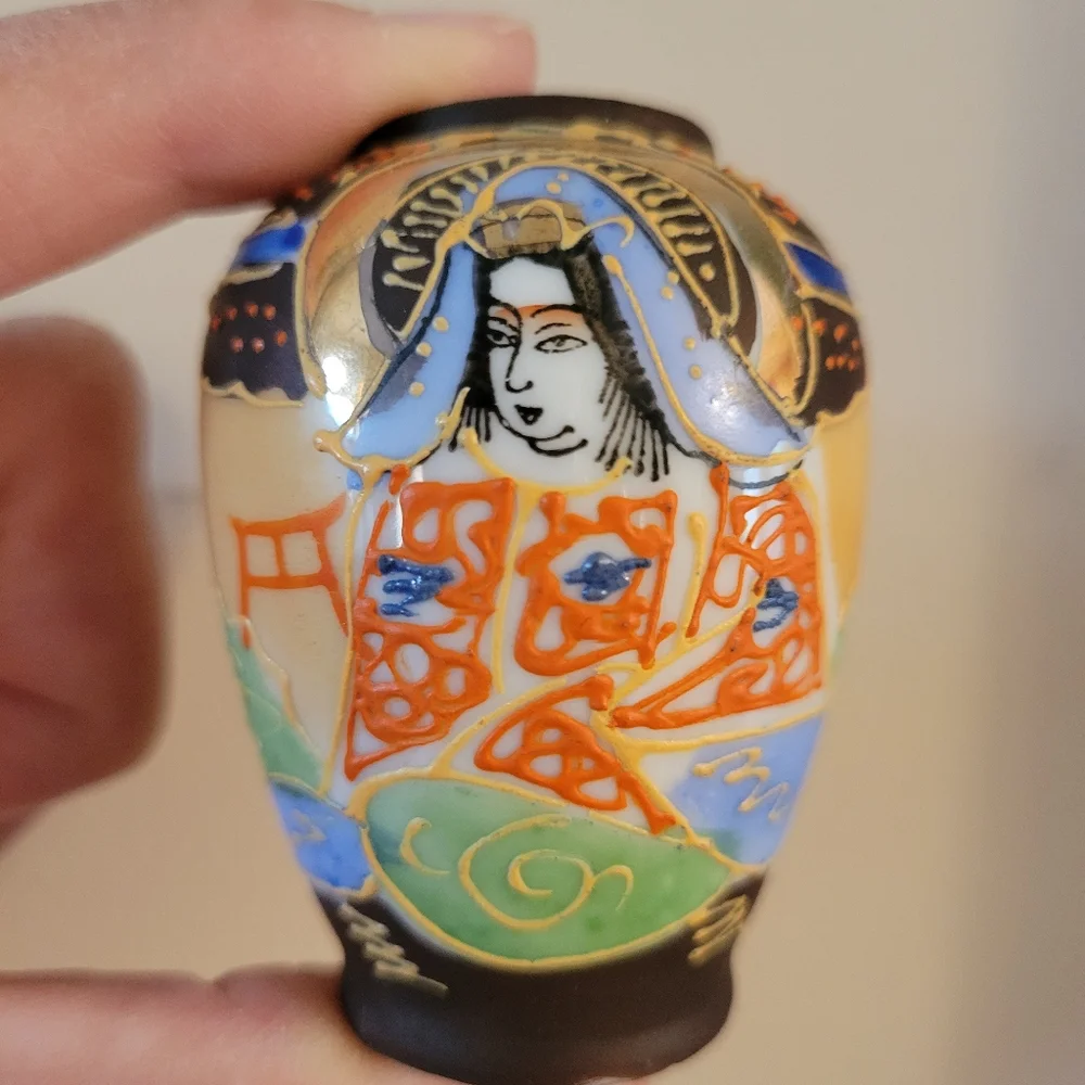 Vintage Moriage Style Small Vase ~ Made in Japan ~ Hand-painted detail ~ Pretty!